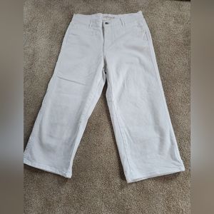 Levi's Women's Classic wide leg crop white jeans. Waist30/ size 10
